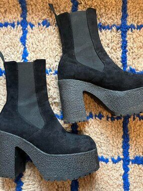 Black la moda Levitate faux suede chunky goth mega platform bootie ankle boots